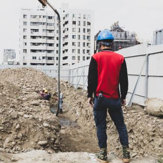 工地主任確認灌漿作業進度、品質