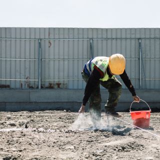 撒石灰粉確認開挖線