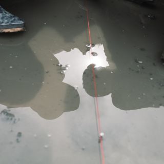 上釘子，並拉設水平指示線